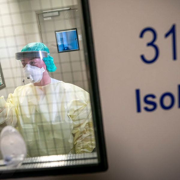 En sjuksköterska vid ett isolationsrum vid sjukhuset Ullevål dit coronapatienter ska föras.