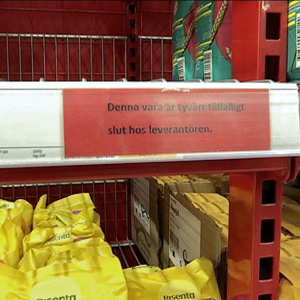 Bild på tom hylla – mjölpulvret är helt slutsålt hos Ica Maxi stormarknad i Gävle