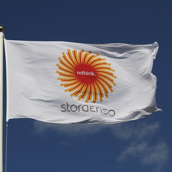 En vit flagga med Stora Enso-logotypen i mitten.