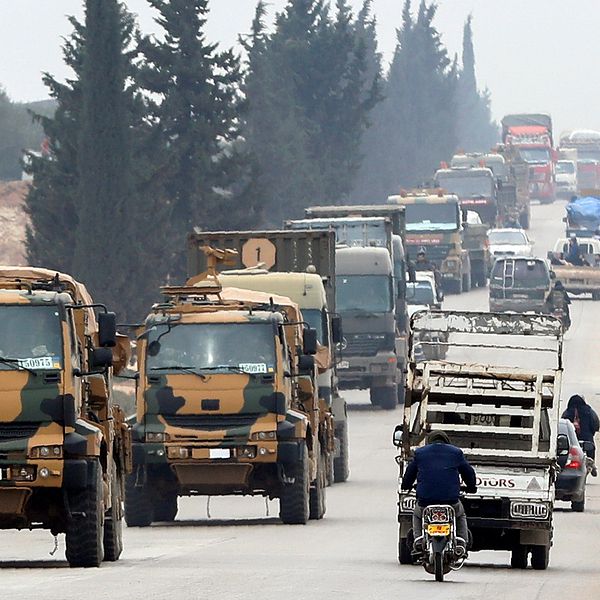 Bilden visar turkiska militärfordon i östra Idlib den 28 februari.