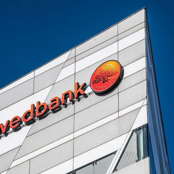 En bild på en husfasad till ett Swedbank-kontor.