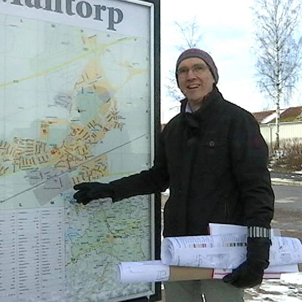 Magnus Hultegård, planarkitekt i Mjölby kommun, visar var nya Mantorp ska växa fram