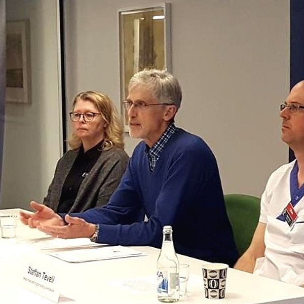 Vid presskonferensen medverkade bland annat smittskyddsläkare Ingemar Hallén och Staffan Tevell som är överläkare vid infektionskliniken på Centralsjukhuset.