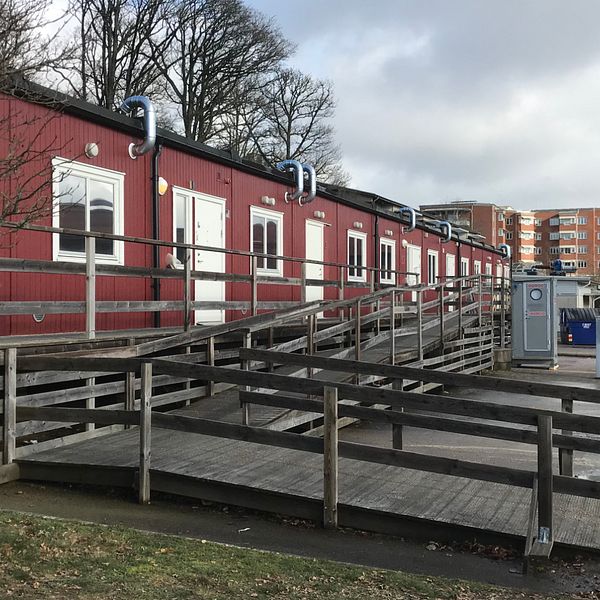 Sammanlagt fyra rum i de här paviljongerna vid sjukhuset i Halland är iordninggjorda för provatagning för corona-virus.