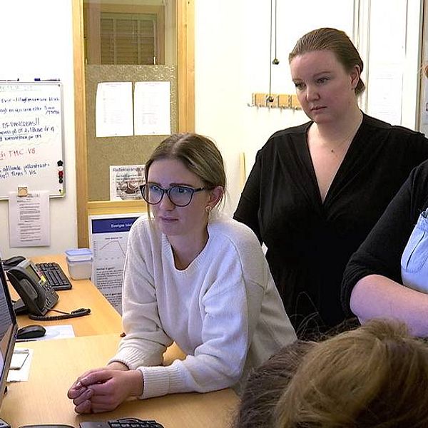 Tre kvinnor inom vårdyrket som tittar på en datorskärm.