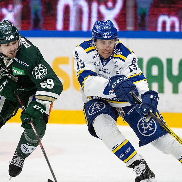 Färjestads Linus Johansson och Leksands Jon Knuts under ishockeymatchen i SHL mellan Leksand och Färjestad.