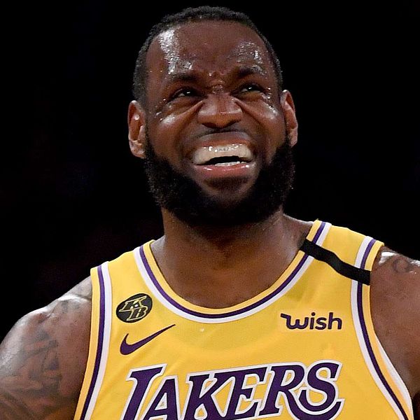 LeBron James låg bakom segern när Los Angeles Lakers säkrade slutsplelsplatsen.