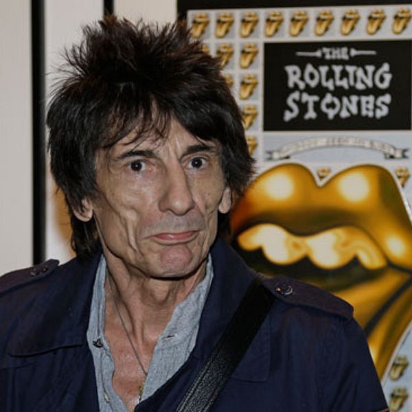 Ronnie Wood poserar för kamerorna på galleriet i New York.