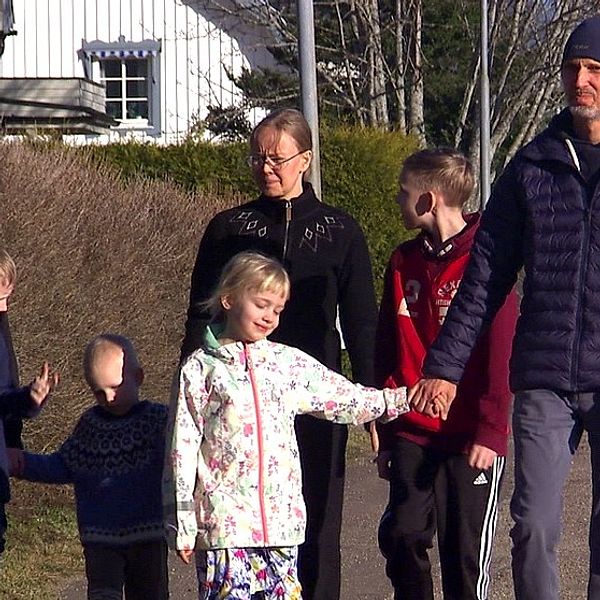 Mats Eriksson, Brinja Gudmundsdottir och deras fem barn flyttade från Stockholm till Torsby för tre år sedan.