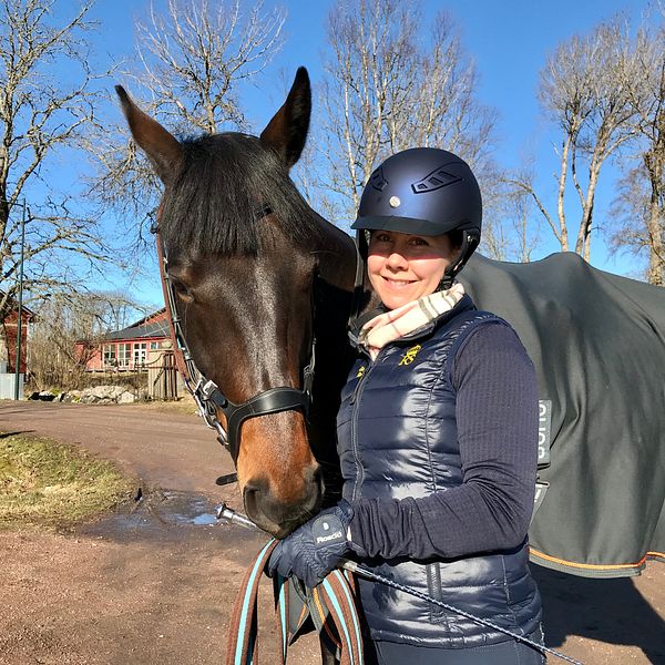Forskaren och läraren Gabriella Torell Palmquist med hästen Ludde på Christinehamns ridklubb.
