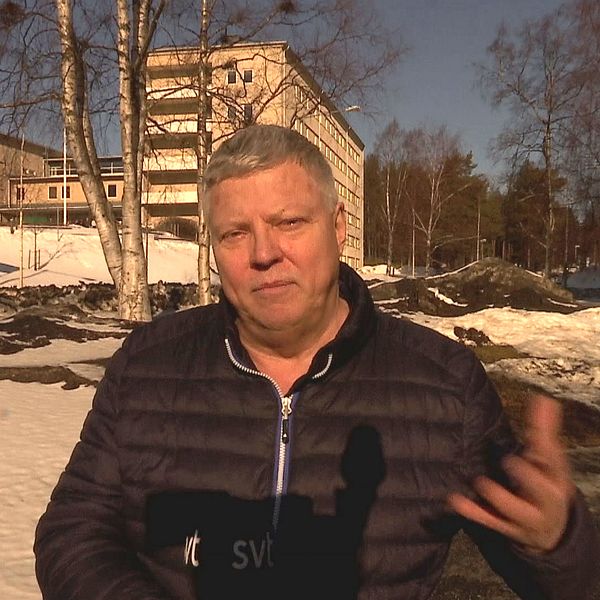SVT:s reporter står i vårsolen utanför sjukhuset i Umeå