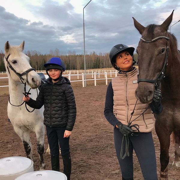12-åriga Emil Wikström och 16-åriga Sofia Yildirim Hällström med hästarna Lottie och Kai.