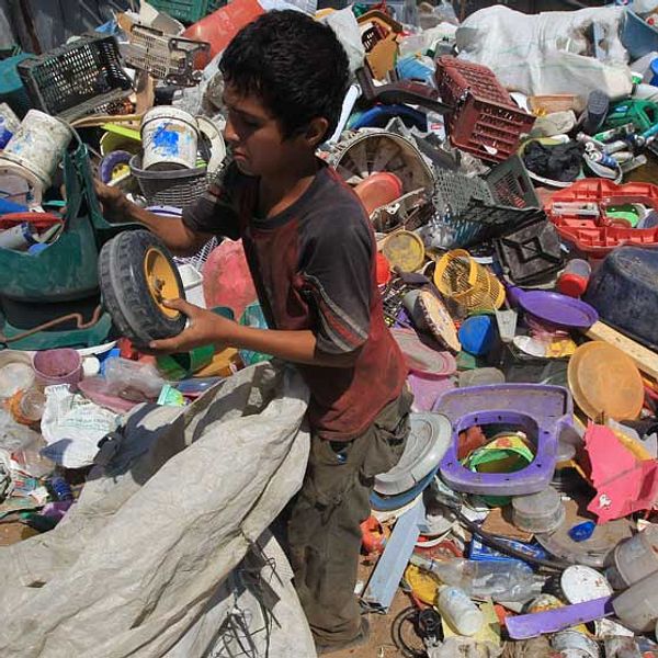 En pojke i Beit Lahia, norra Gaza, samlar plast och metall som han hoppas kunna sälja.
