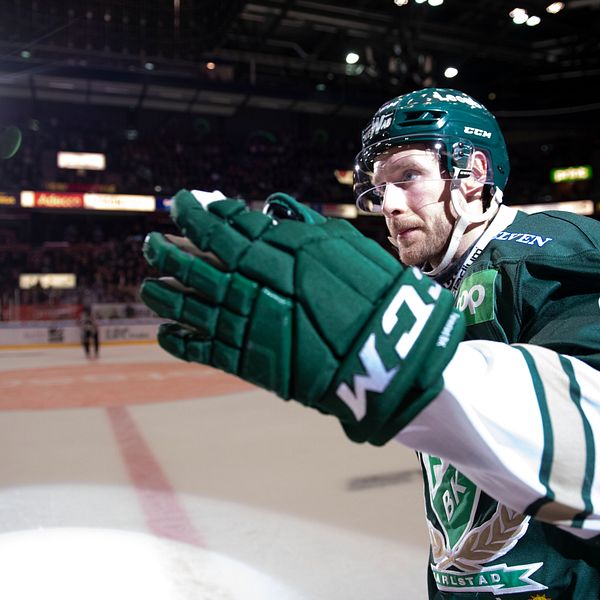 Per Åslund i Löfbergs arena i full hockeymundering och med ena handsken nära kameran.