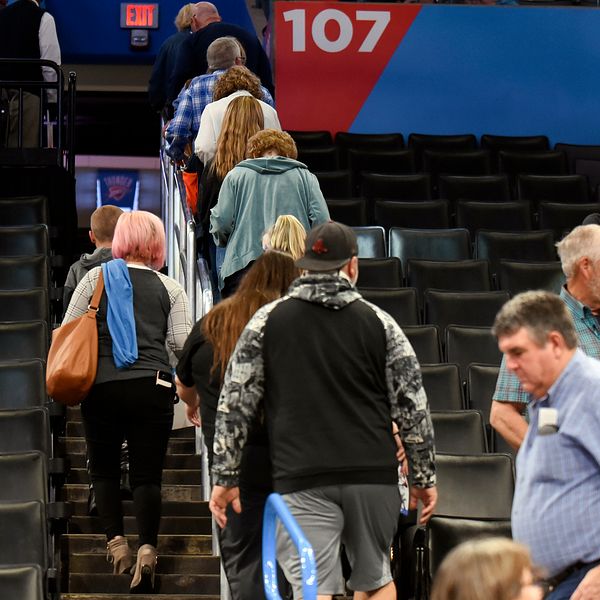 Basketfans lämnar Chesapeake Energy Arena efter beslutet att matchen mellan Utah och Oklahoma inte skulle spelas på grund av risk för spridning av coronaviruset.