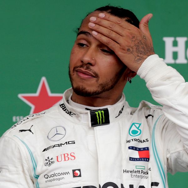 Lewis Hamilton ser fundersam ut.