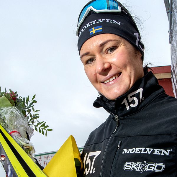 Britta Johansson Norgren vinner långloppscupen Ski Classics ”i kavaj”.