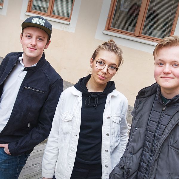 Elever från Thoren business school i Gävle utanför skolbyggnaden.
