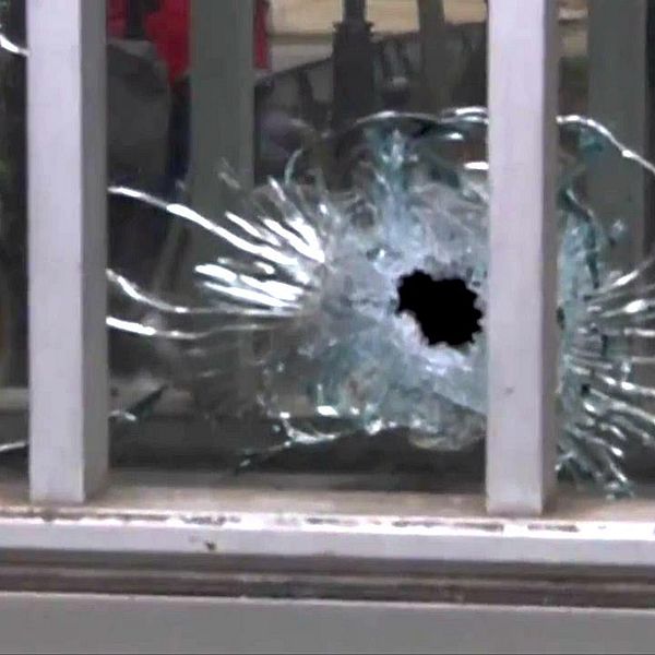 Skotthål i fönsterruta vid Charlie Hebdos redaktion.