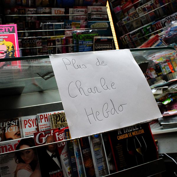 ”Ei enää Charlie Hebdoa”. Lehti katosi kuin kuumille kiville ja miljoonapainos oli monin paikoin loppu jo varhain aamulla.