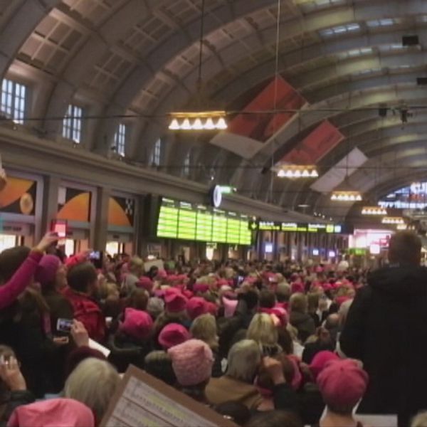 Tusentals kvinnor i ”pussyhats” manifesterade på kvinnodagen 2017 på Stockholms central.