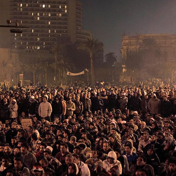 Dockor föreställande Hosni Mubarak hänger från trafikljus. Tusentals samlades 2011 på Tahrir-torget i Egypten för att protestera mot regeringen.