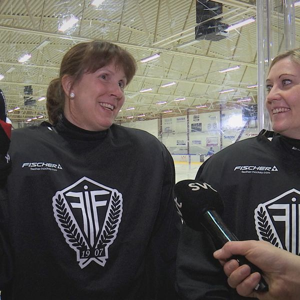 Två personer på bild, Anna Ejendal till vänster och Ann Karlsson till höger. De är iförda hockeyutrustning och i bakgrunden syns en hockeyrink.
