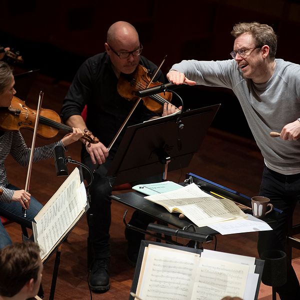 Daniel Harding, chefsdirigent för Sveriges Radios symfoniorkester övar med orkestern i Berwaldhallen.