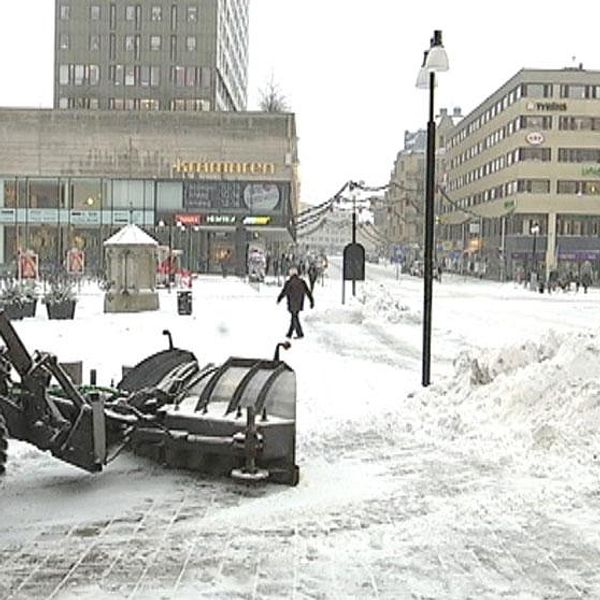 I Västerås är trottoarerna i centrum snöfria tack vare markvärme. Annat är det i Örebro där gång- och cykelbanor är mycket hala trots både sandning och saltning.