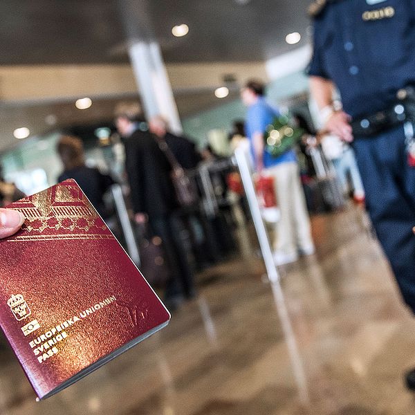 Arkivbild. Gränspolis på Arlanda flygplats utanför Stockholm.