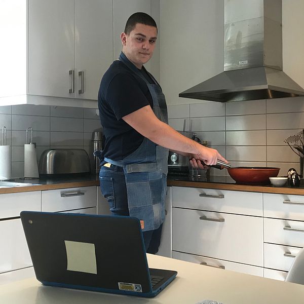 Sedan distansundervisningen infördes i Halmstad får Leart Berisha följa instruktionsvideor som hans skola har producerat. Istället för att laga mat i skolan blir det hemma i det egna köket.