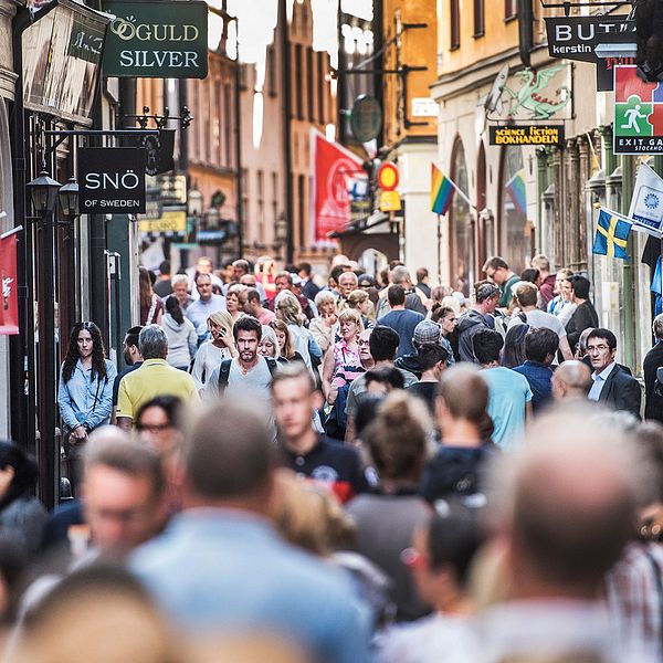 Turister i Stockholm trängs på Västerlånggatan i Gamla stan.