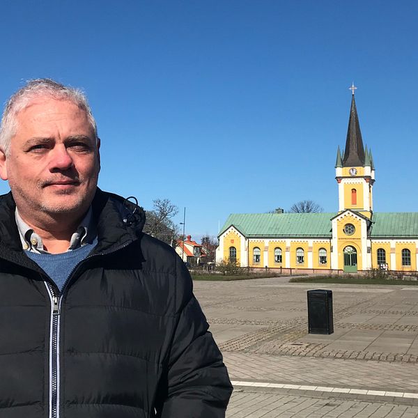 Jens Odevall står på torget i Borgholm med kyrkan i bakgrunden.