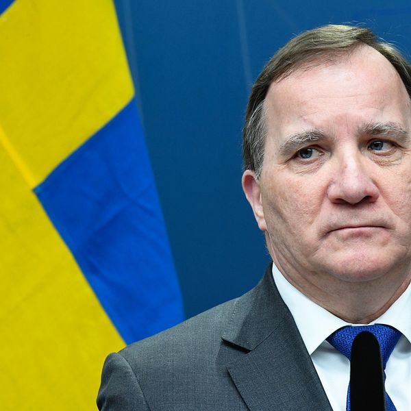 Statsminister Stefan Löfven (S) vid en svensk flagga