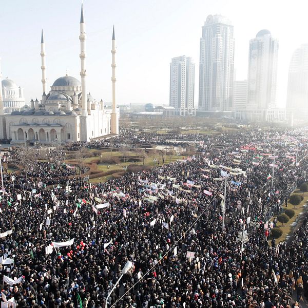 Tusentals demonstranter i Tjetjeniens huvudstad Groznyj.