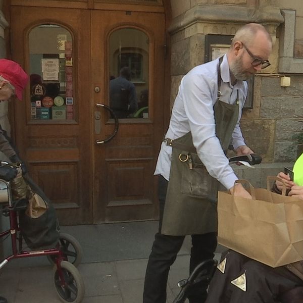 En krog i Vasastan säljer take away lunch för självkostnadspris till personer som är infektionskänsliga.