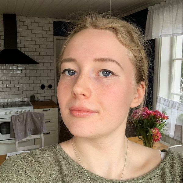 Porträttfoto på Mira Åslin i en inomhusmiljö.