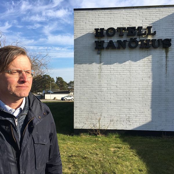 man utanför byggnad