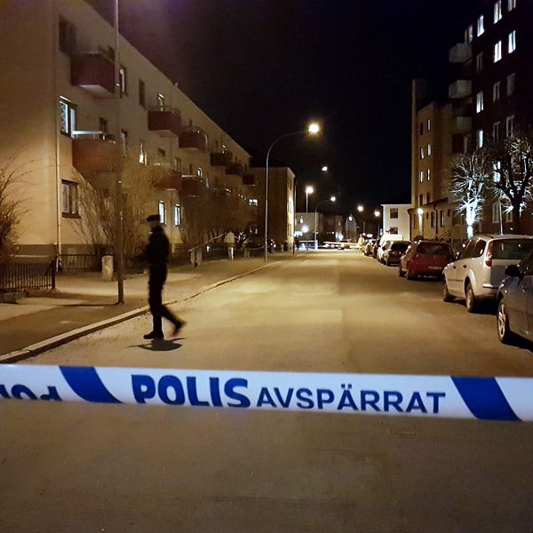 En man misshandlades till döds i Örebro på fredagen. Polisavspärrningar på platsen.