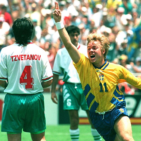 Tomas Brolin jublar under fotbolls-VM 1994 medan Henrik Larsson skyndar till för att gratulera.