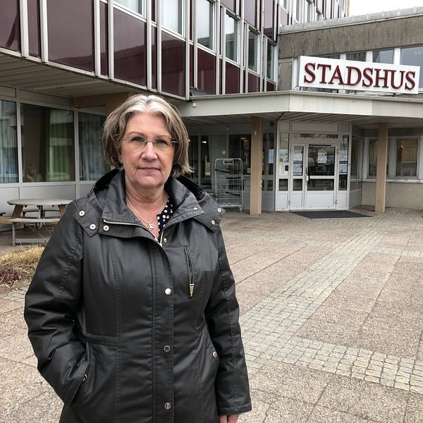 En kvinna står framför kommunhuset i Bollnäs