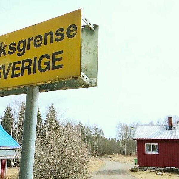 Skylt på riksgränsen mellan Sverige och Norge