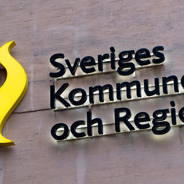 Kommuner och regioner kommer att få ytterligare cirka 15 miljarder kronor till följd av coronakrisen, erfar Ekot  i Sveriges Radio.