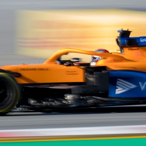 Carlos Sainz är en av McLaren-förarna som nu får lägre lön en tid framöver.