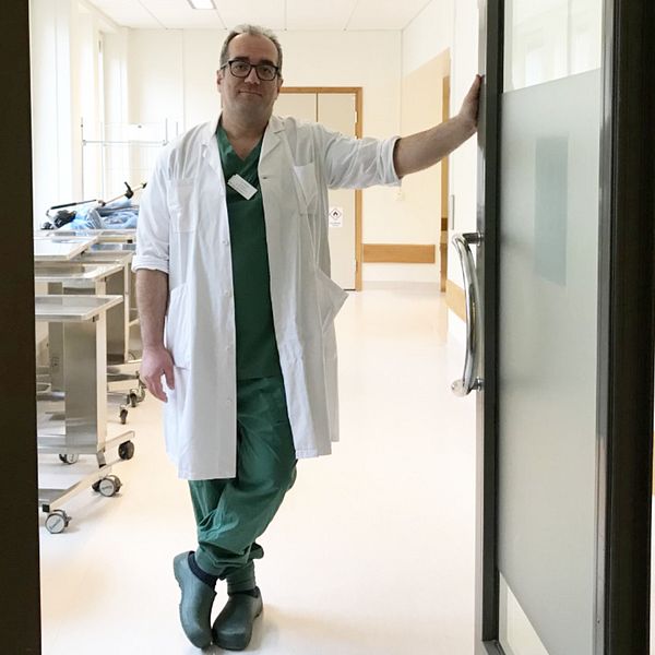 Said Makari står i en dörröppning inne på den kirurgiska avdelningen.