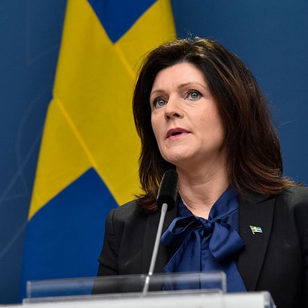 ”Vi inför nu ett snabbspår för kvalitetssäkring av personlig skyddsutrustning,” säger arbetsmarknadsminister Eva Nordmark (S), som också syns i bild.