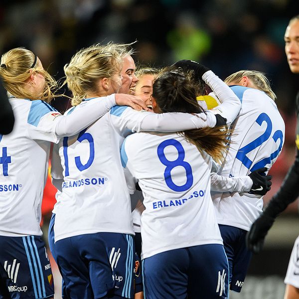 Djurgårdens Olivia Schough jublar med lagkamrater under en cupmatch mot AIK i februari.