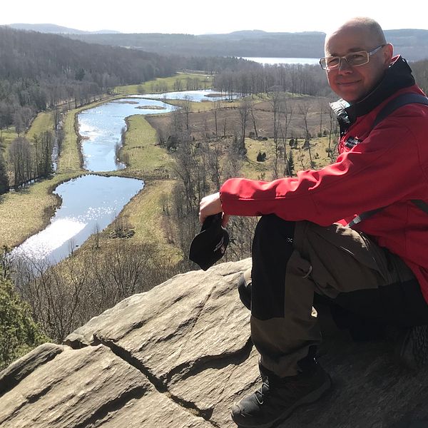 Reservatsfrövaltaren Mikael Stenström njuter av utsikten på Hiaklitten i Varbergs kommun. ”Troligtvis länets mest fotograferade utsikt”, säger han.