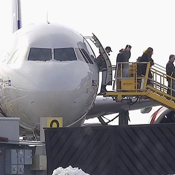 Passagerare kliver av ett flygplan på Åre Östersund Airport