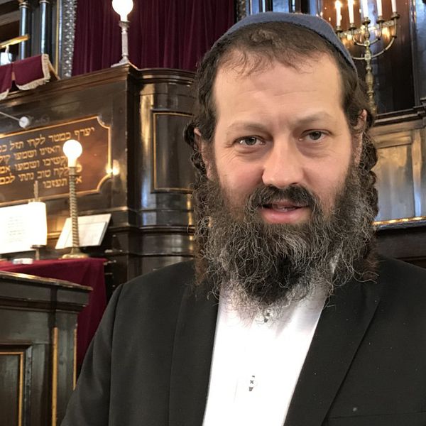 Rabbin Moshe David HaCohen i synagogan.